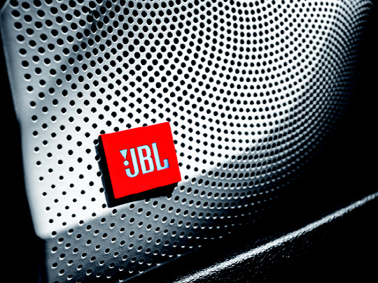 현대자동차는 지난 2월 출시한 신형 벨로스터에 차량 내 음향 품질을 강화한 'JBL 익스트림 사운드 에디션' 제품을 2일 출시하고 판매에 돌입한다. 기존 벨로스터와 차별화하기 위해 차량 좌측과 우측 문에 적용된 우퍼에 JBL 발광다이오드(LED) 엠블럼을 부착한 모습.